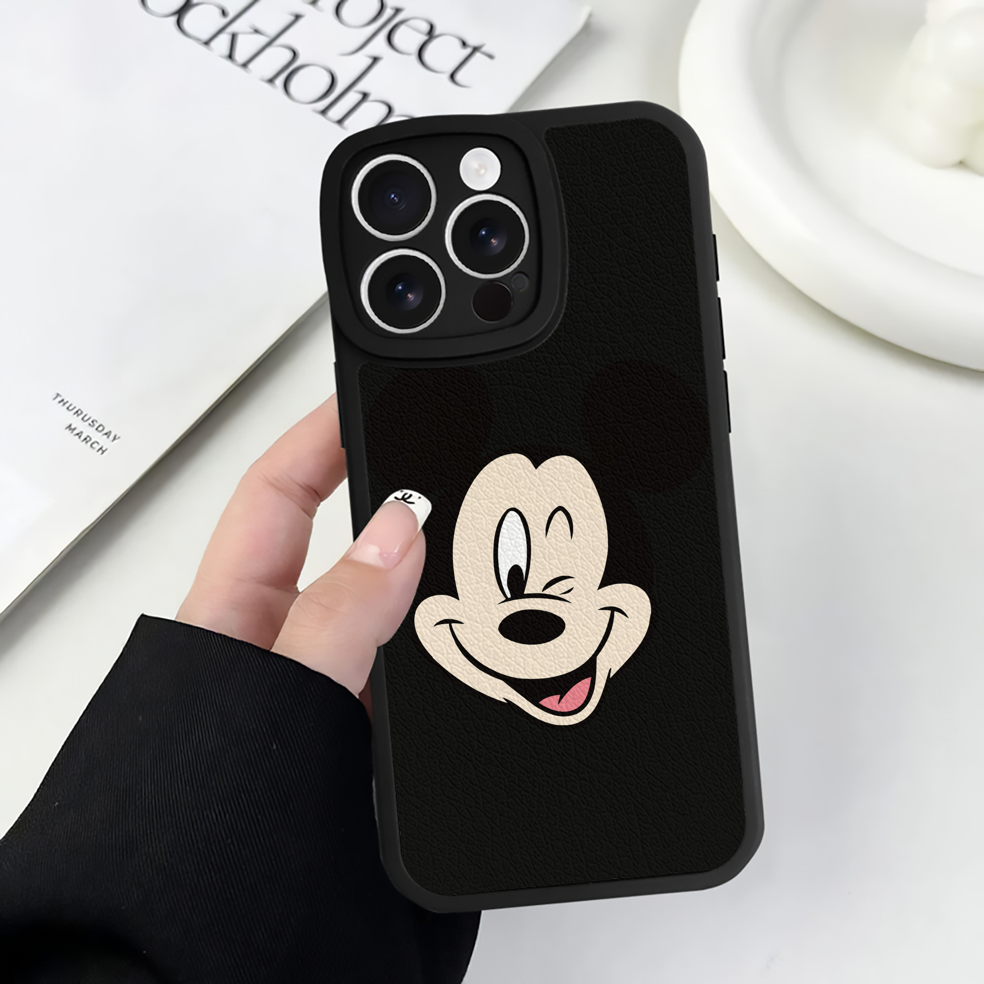 （画像用） ミッキーマウス Mickey Mouse 【iPhone 16シリーズ対応】シリコンスマホケース（レザー調） 材質：シリコン